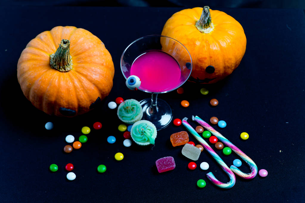 Dekoratív narancssárga sütőtök, a kijelzőn a halloween - jack o lantern - Fotó, kép