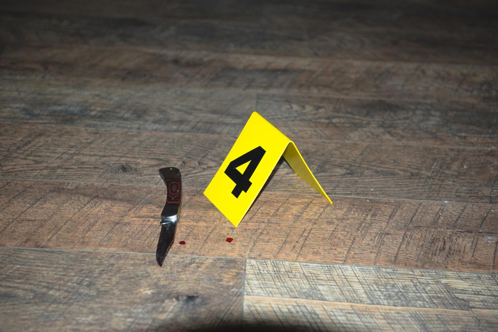 ahşap zemin üzerinde kanıt marker ile taze olay yerinde bıçak - Fotoğraf, Görsel