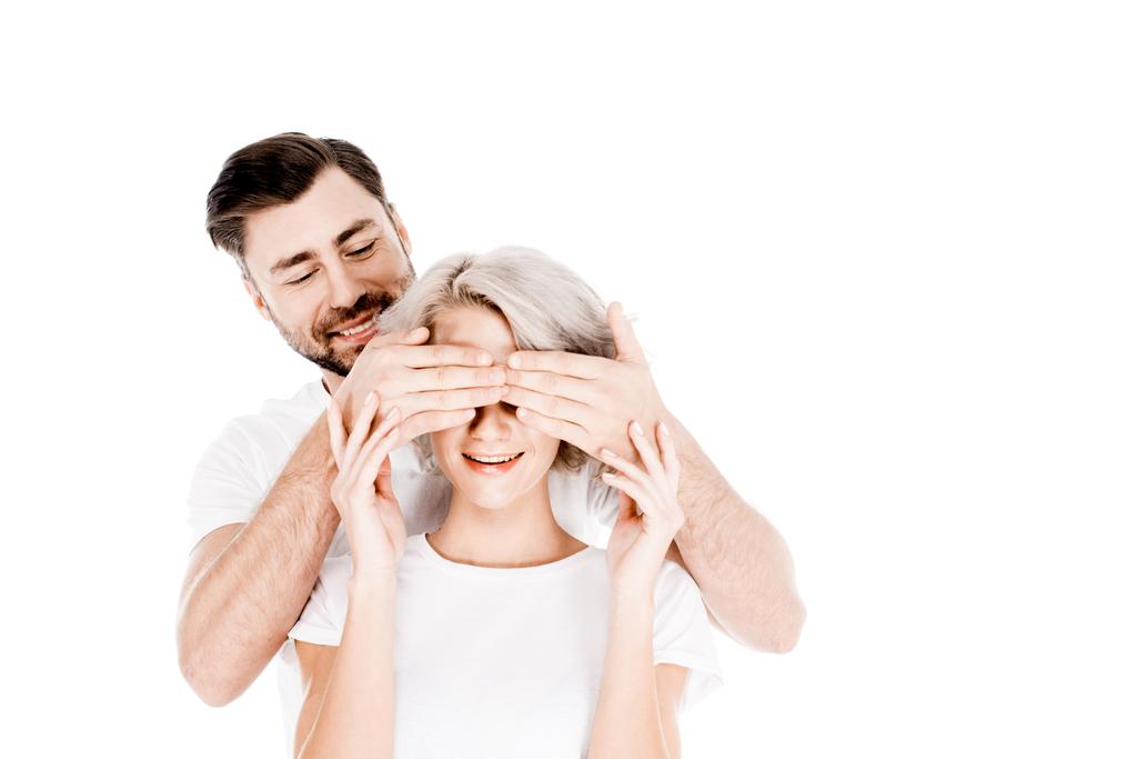 Muž zavírací oči krásné blond žena izolované na bílém - Fotografie, Obrázek