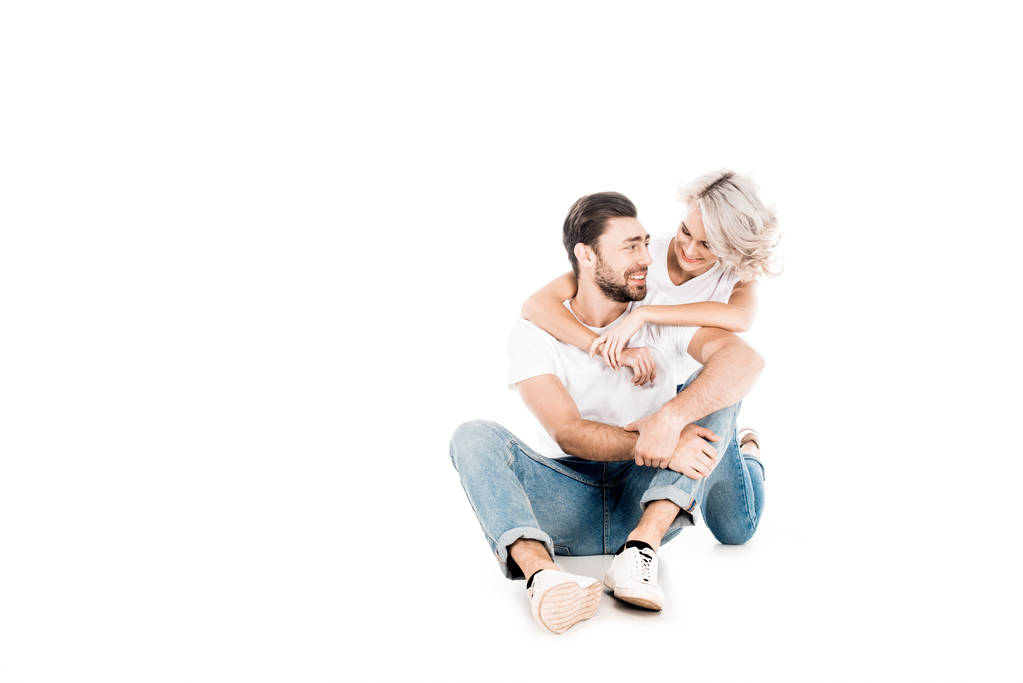 Meraviglioso coppia abbracci mentre seduto isolato su bianco
 - Foto, immagini