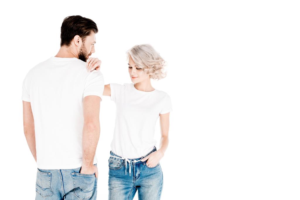Εξαιρετικό νεαρό ζευγάρι ενηλίκων σε λευκά μπλουζάκια που απομονώνονται σε λευκό - Φωτογραφία, εικόνα