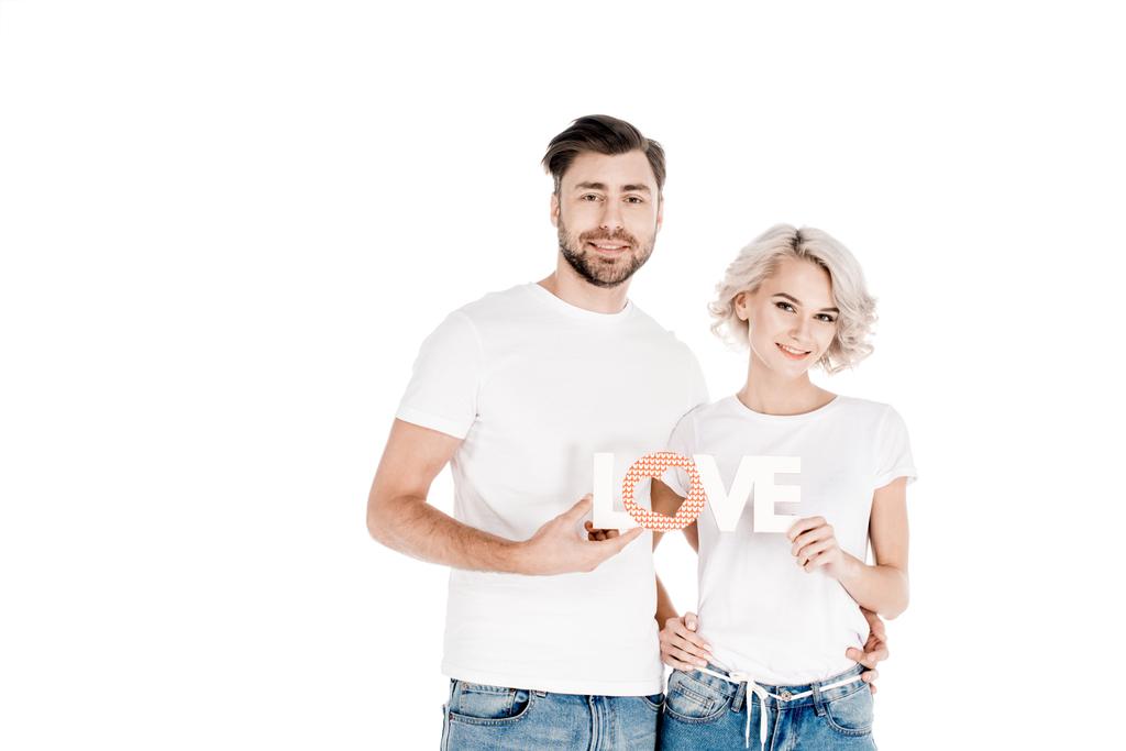 Couple heureux étreignant tout en tenant signe amour isolé sur blanc
 - Photo, image