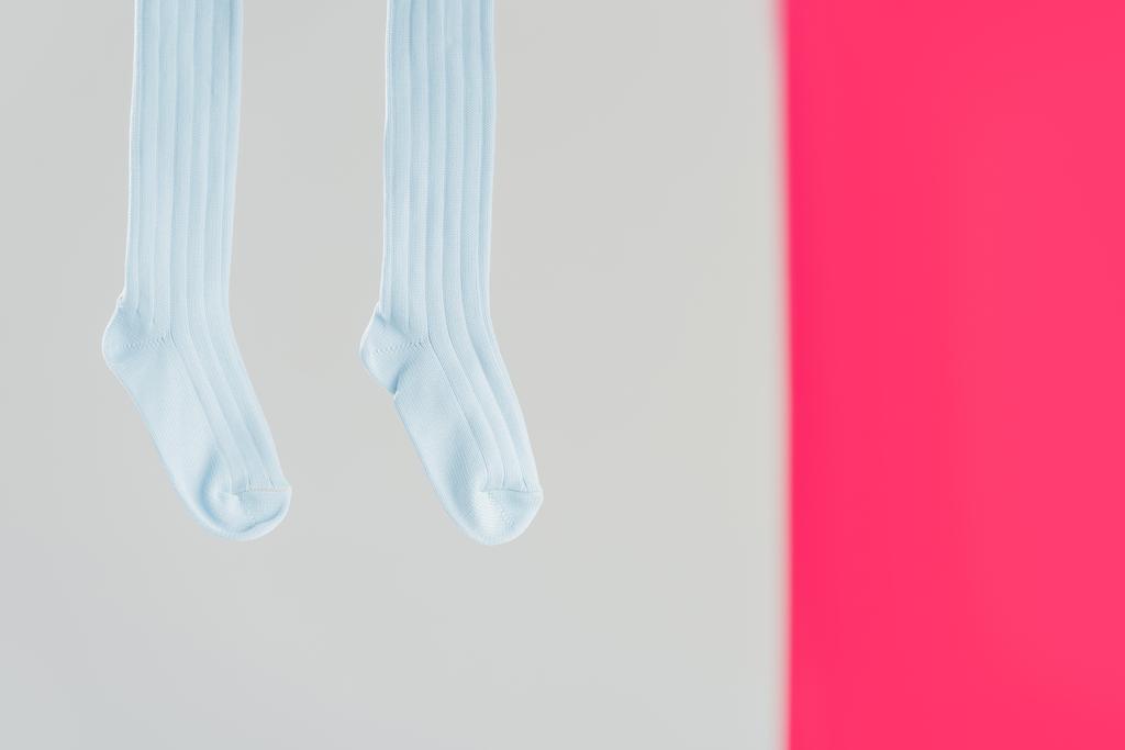 par de meias de algodão azul em fundo cinza e rosa
  - Foto, Imagem