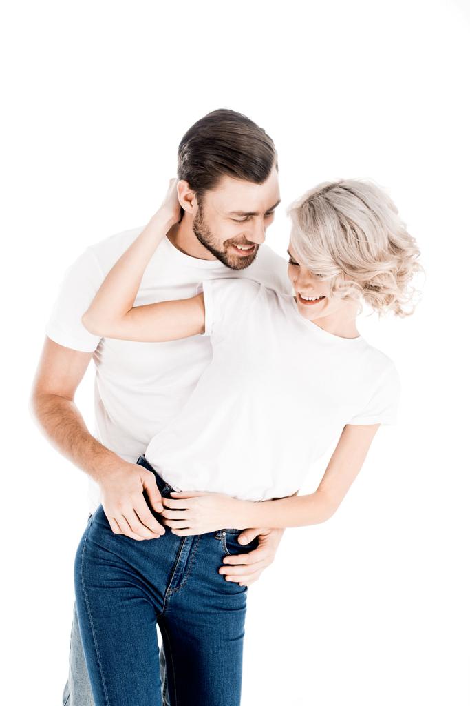 Směje se šťastný pár objímat izolované na bílém - Fotografie, Obrázek