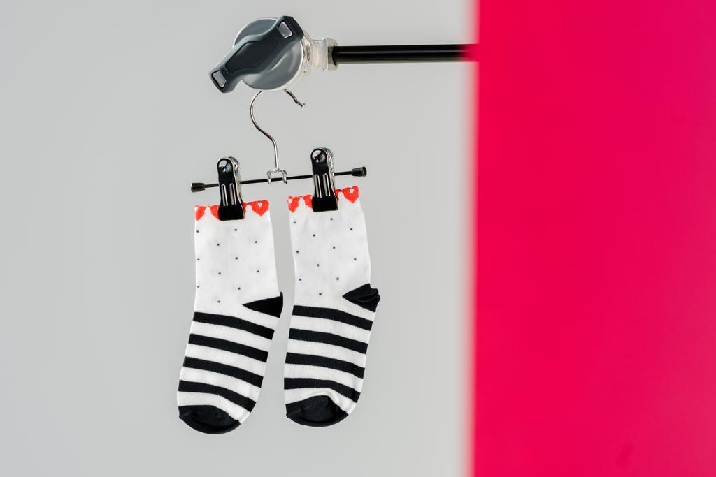 ζευγάρι κάλτσες μαύρο και άσπρο βαμβάκι σε κρεμάστρα - Φωτογραφία, εικόνα