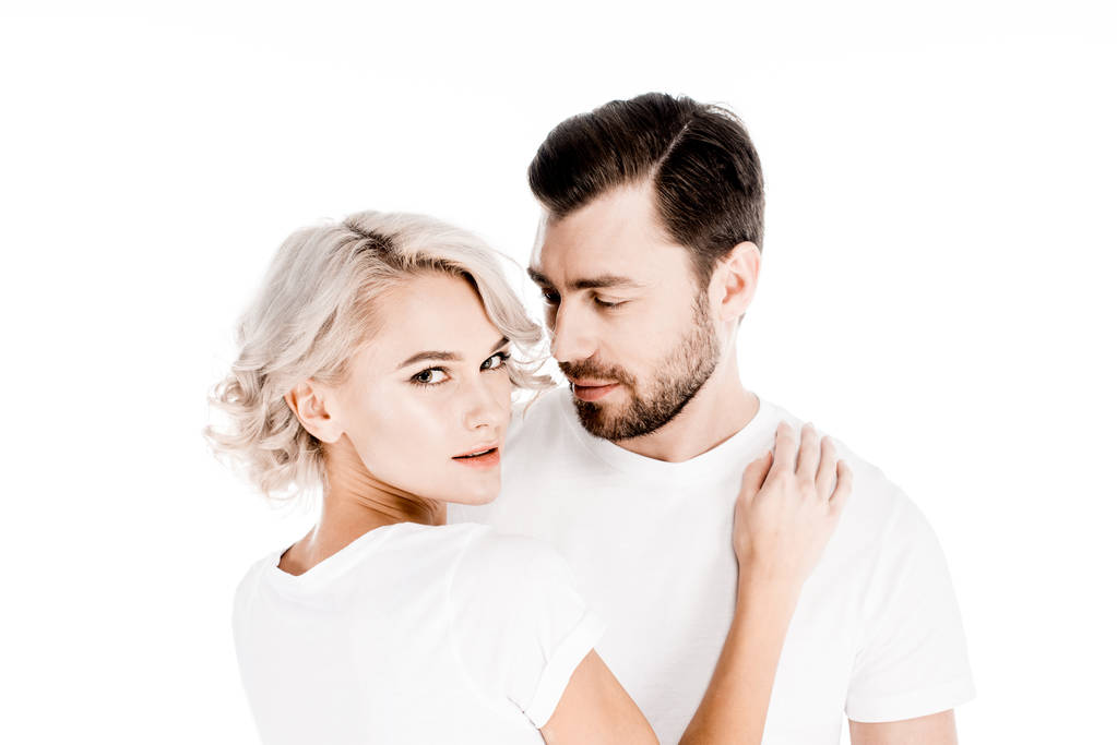 Attraente giovane coppia adulta che abbraccia isolato su bianco
 - Foto, immagini