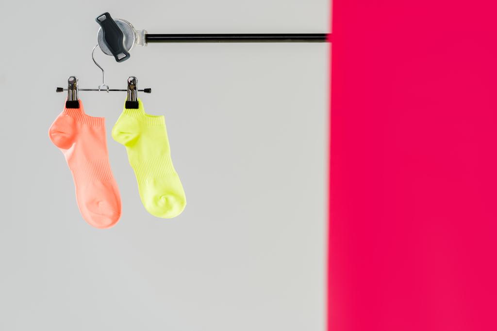 ζευγάρι πολύχρωμες κάλτσες σε κρεμάστρα με αντίγραφο χώρου - Φωτογραφία, εικόνα