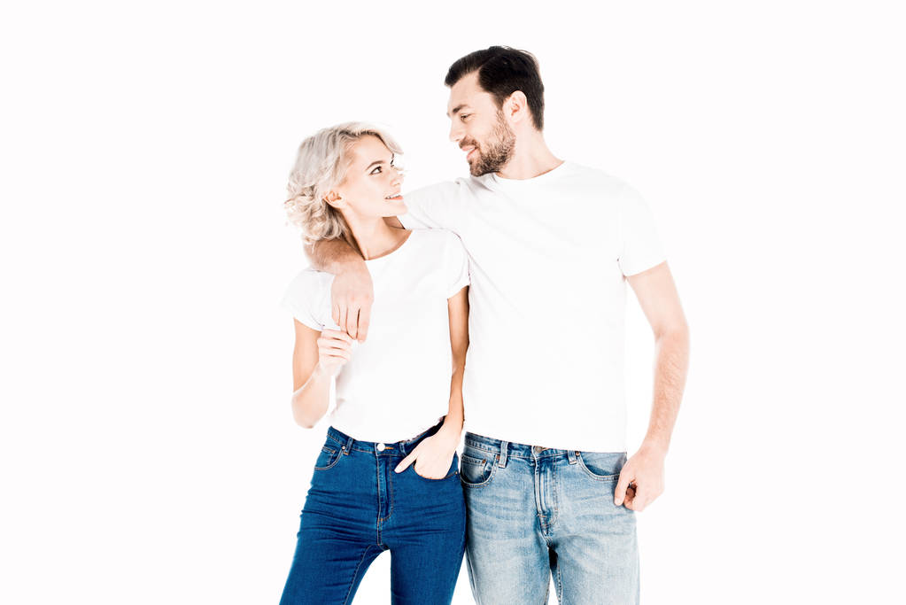 Šťastný úsměv, pár objímat při pohledu na sebe izolované na bílém - Fotografie, Obrázek