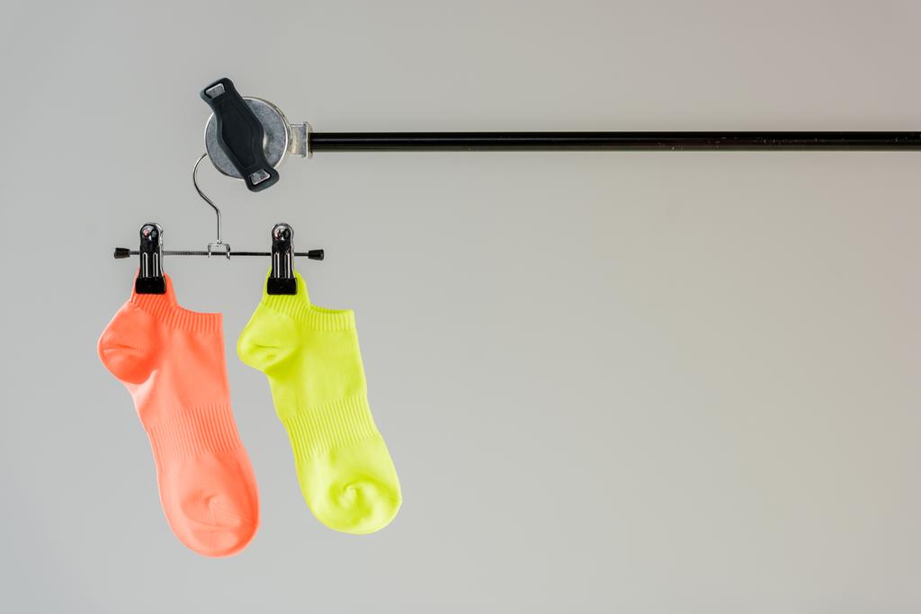 Paar bunte Socken auf Kleiderbügel isoliert auf grau - Foto, Bild