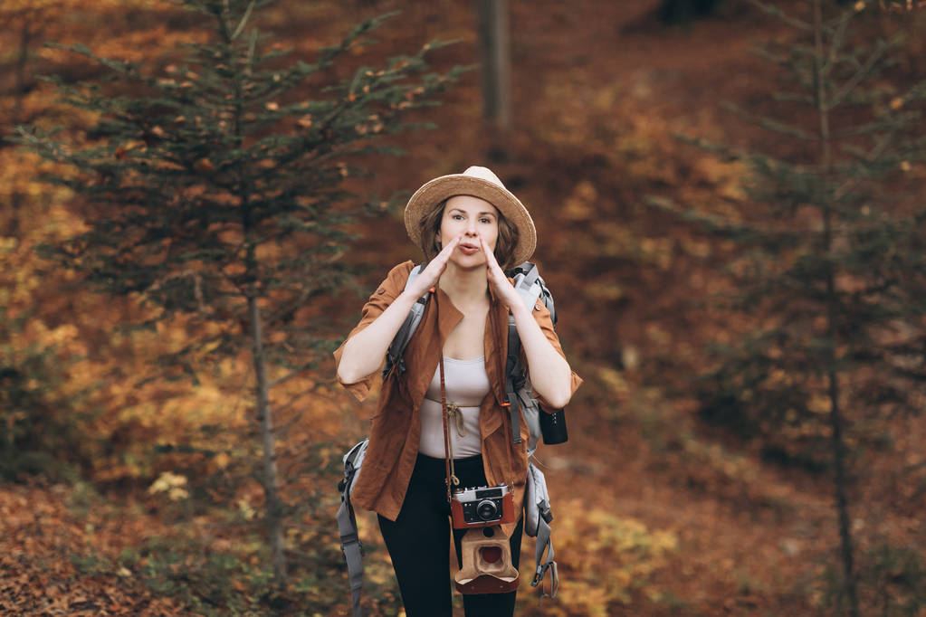 Красивая девушка в шляпе в осеннем лесу. Девушка, которая путешествует
 - Фото, изображение