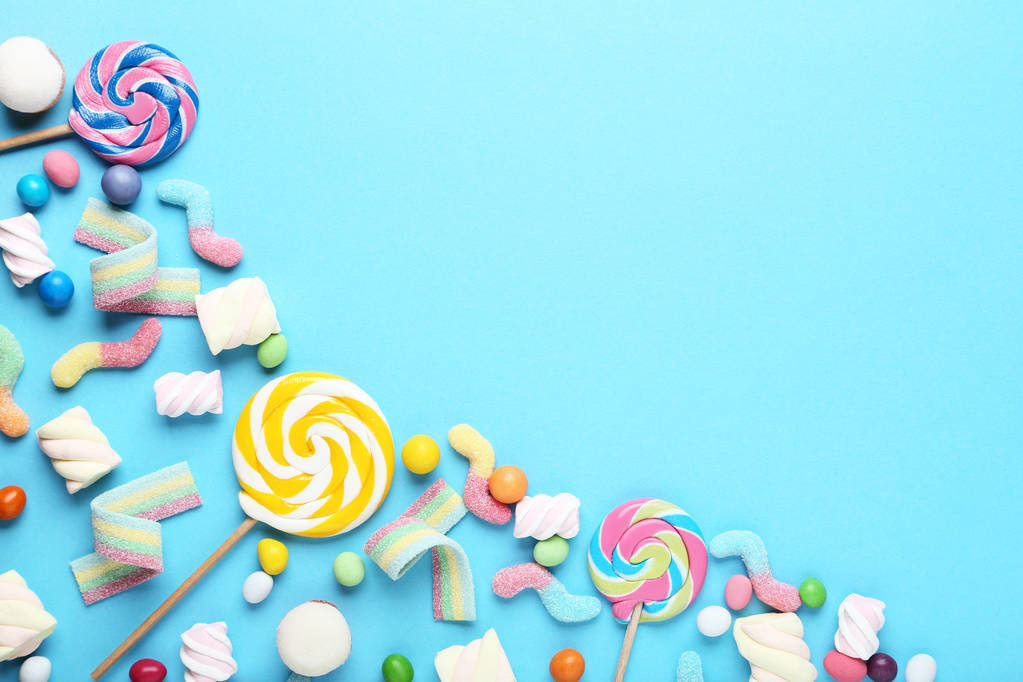 甘いお菓子やキャンディー青の背景に - 写真・画像