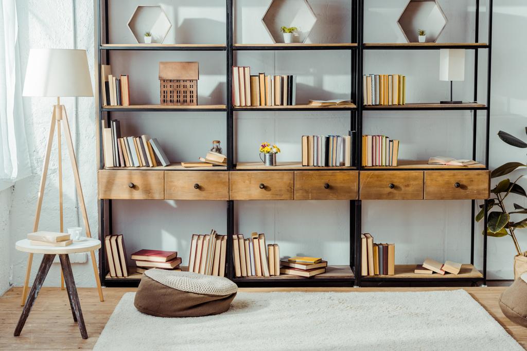 Wnętrze salonu z drewnianymi meblami i książek  - Zdjęcie, obraz