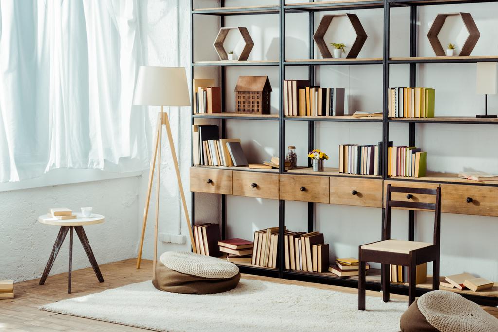 εσωτερικό σαλόνι με ξύλινα έπιπλα και βιβλία  - Φωτογραφία, εικόνα