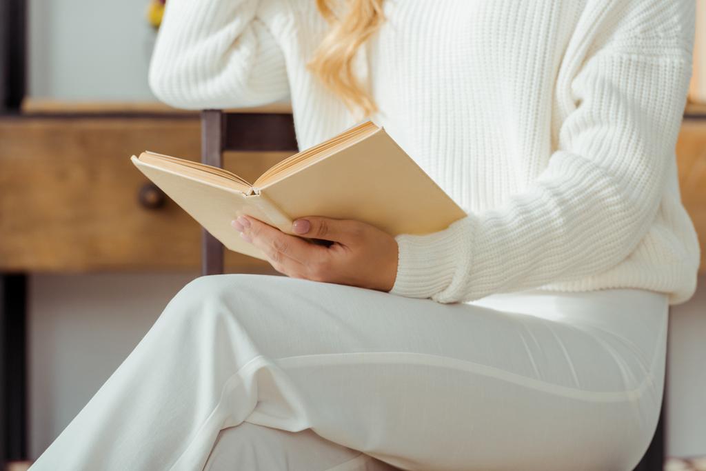 крупним планом елегантна жінка тримає і читає книгу
 - Фото, зображення