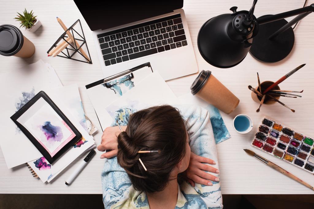 escrivaninha com cansaço cortada artista feminina, laptop e materiais de arte, flat lay
 - Foto, Imagem
