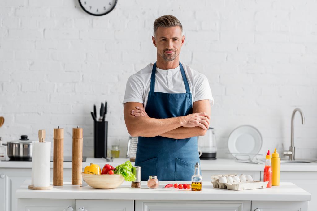 jóképű férfi-kötény karokkal keresztbe álló konyha - Fotó, kép