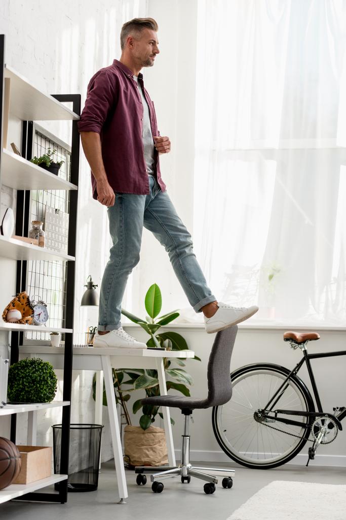 muž sejít z tabulka na domácí kancelář - Fotografie, Obrázek