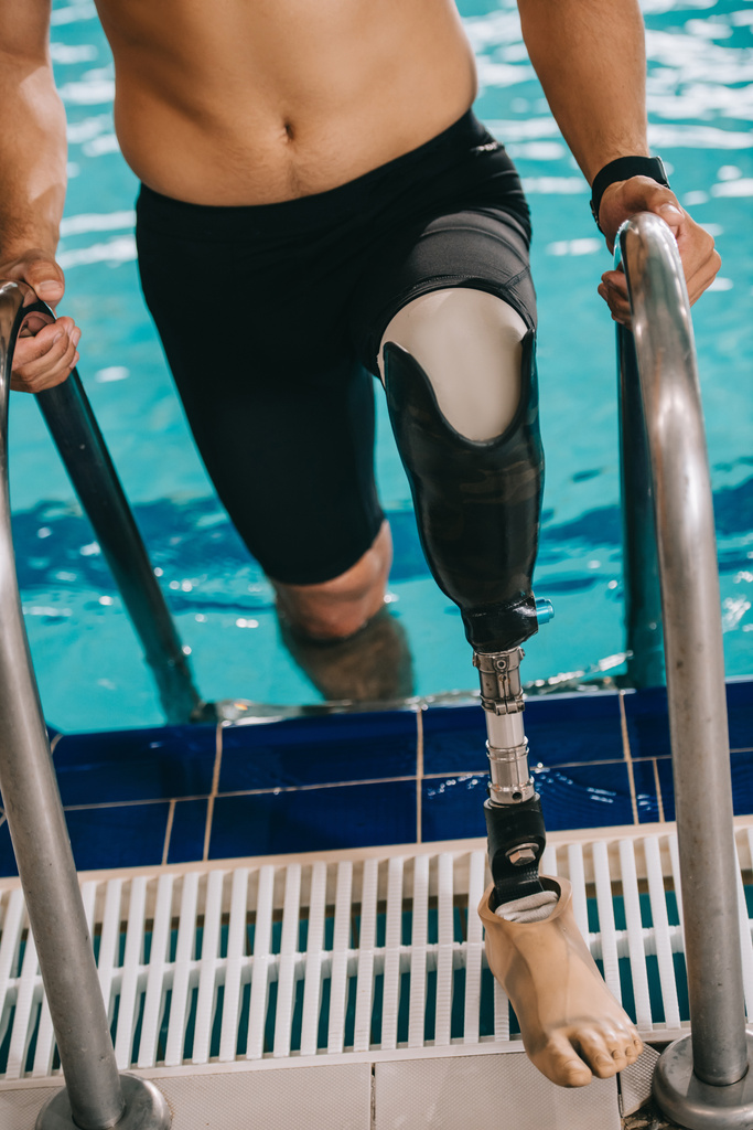 yapay bacak yüzme havuzdan getting ile atış uygun yüzücü kırpılmış - Fotoğraf, Görsel