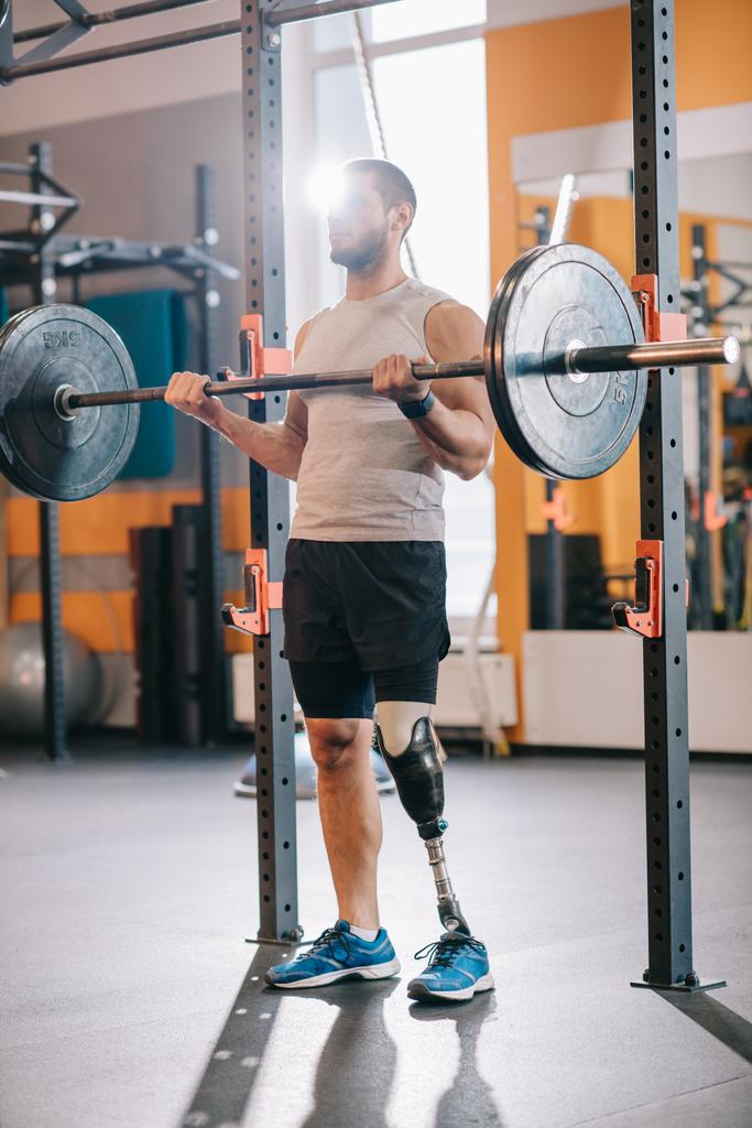 jeune sportif musclé avec jambe artificielle travaillant avec haltère à la salle de gym
 - Photo, image