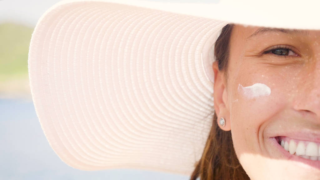 žena tvář s ochranou hydratační krém na tvář  - Fotografie, Obrázek