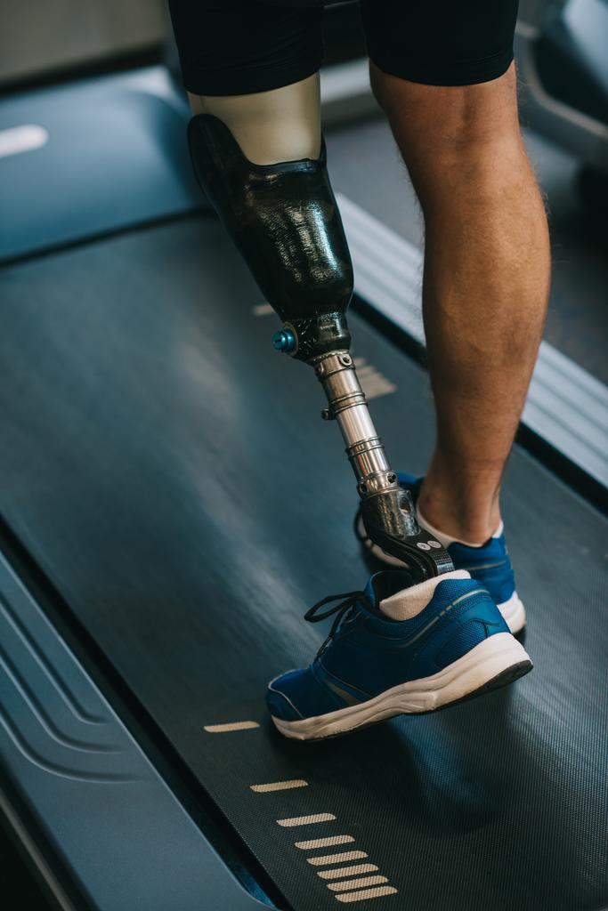 przycięte strzał sportowca z sztuczną nogę chodzenie na bieżni w siłowni - Zdjęcie, obraz