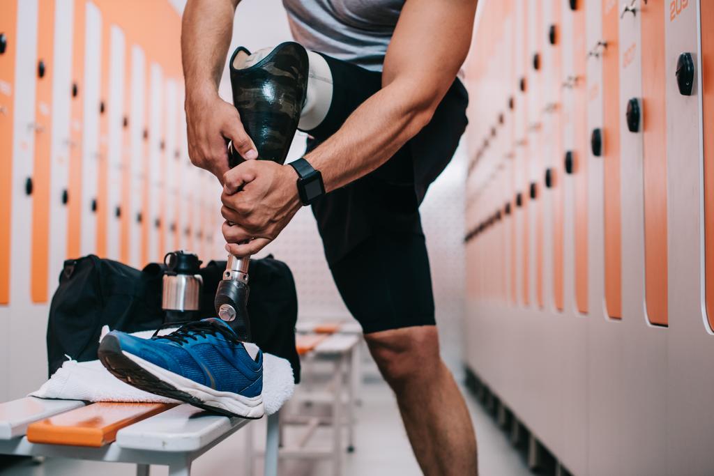plan recadré de sportif portant une jambe artificielle au vestiaire de la salle de gym
 - Photo, image