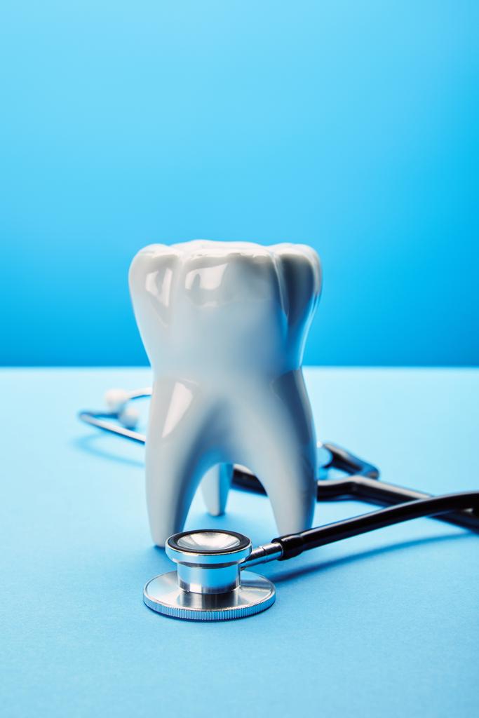 widok modelu białych zębów i stetoskop na niebieskim tle z bliska - Zdjęcie, obraz