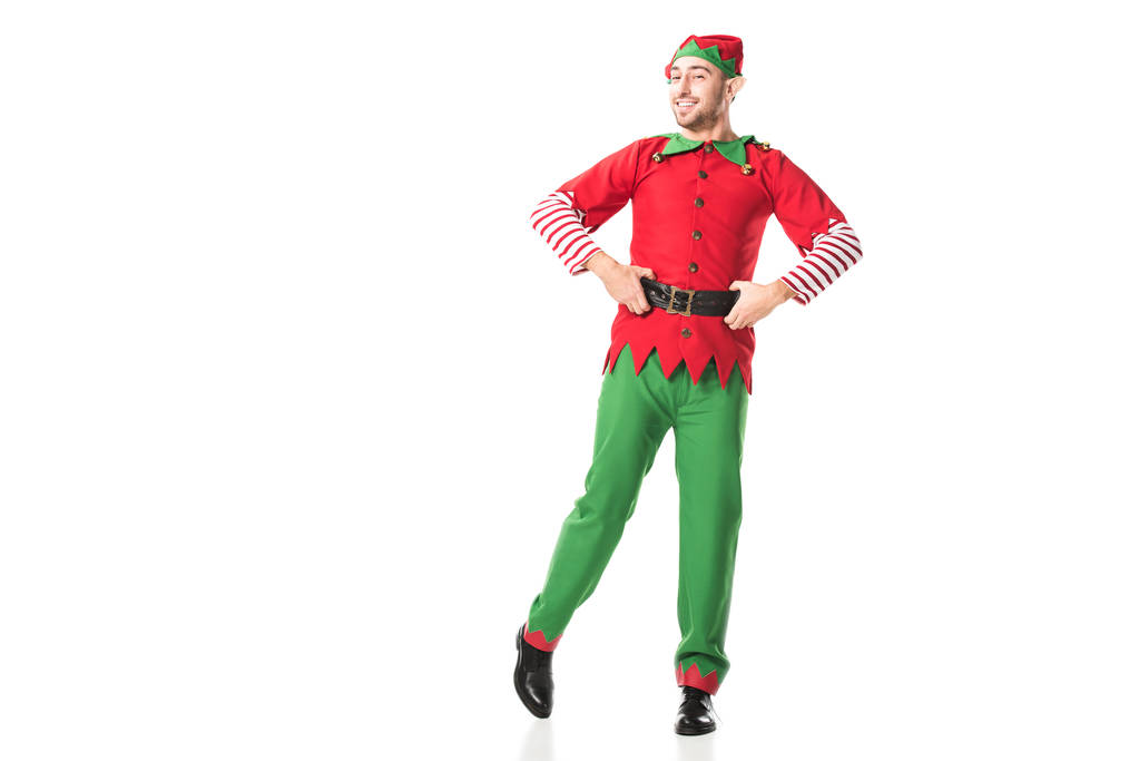 homme heureux en costume d'elfe de Noël regardant la caméra avec les mains sur les hanches isolé sur blanc
 - Photo, image
