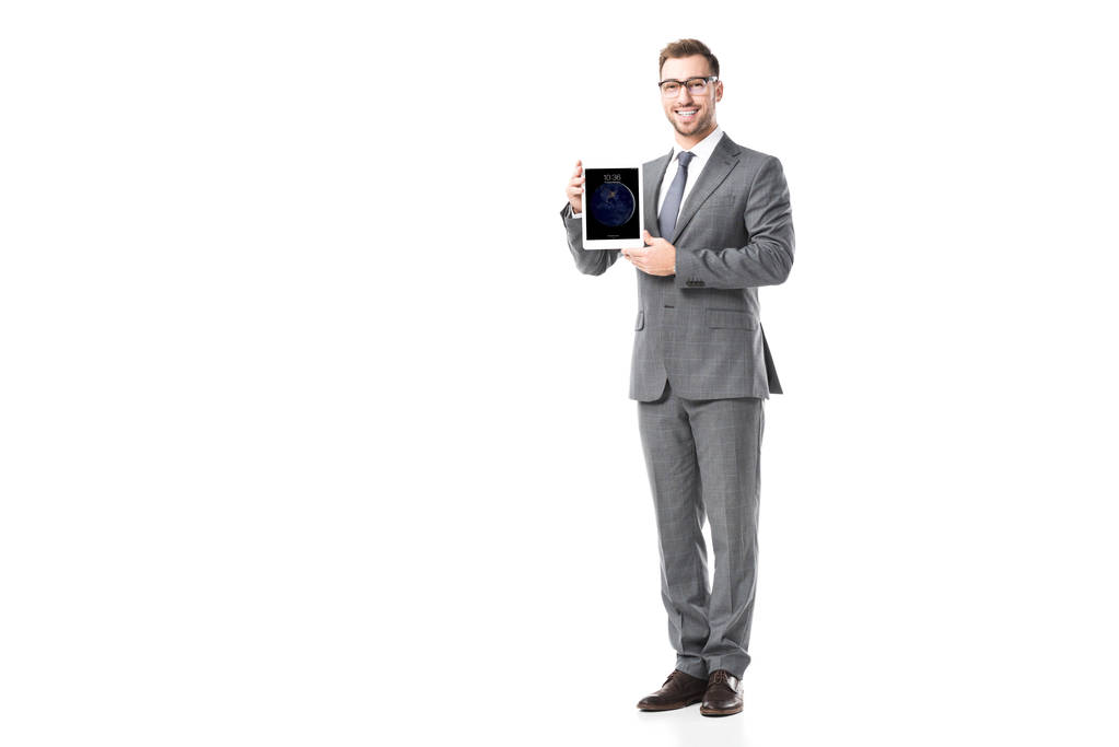 adulto sonriente empresario sosteniendo ipad tableta aislado en blanco
 - Foto, imagen