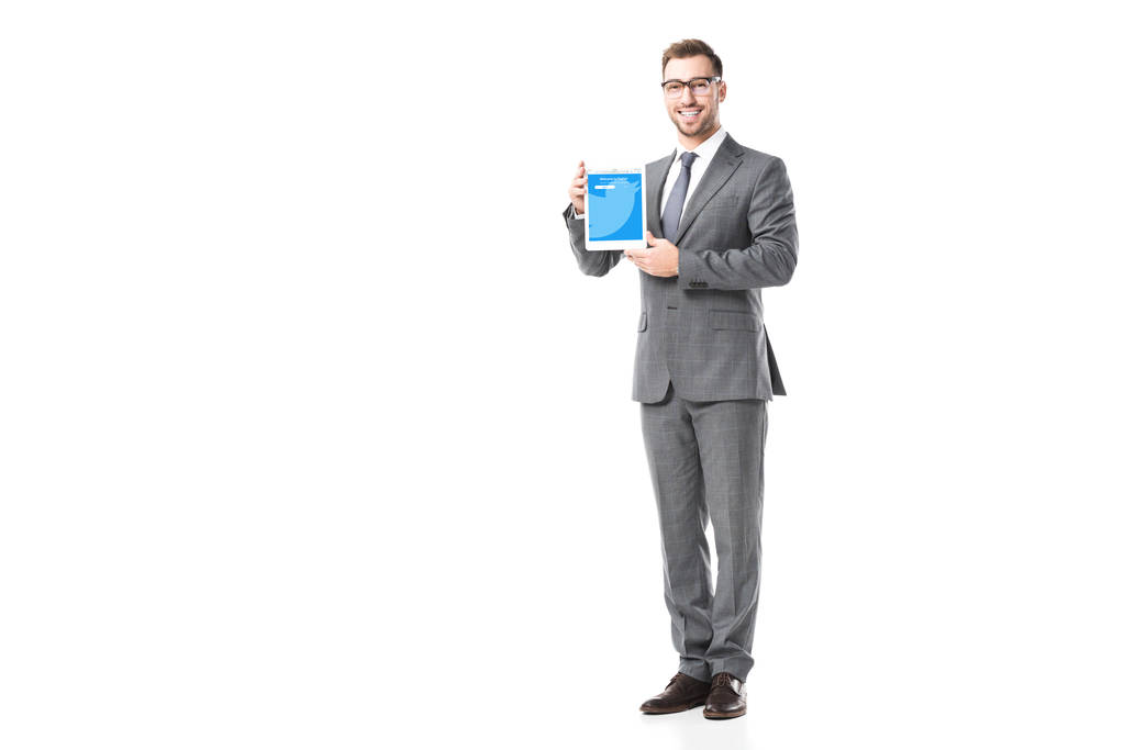volwassen zakenman digitale tablet met Tjilpen app houden op scherm geïsoleerd op wit  - Foto, afbeelding