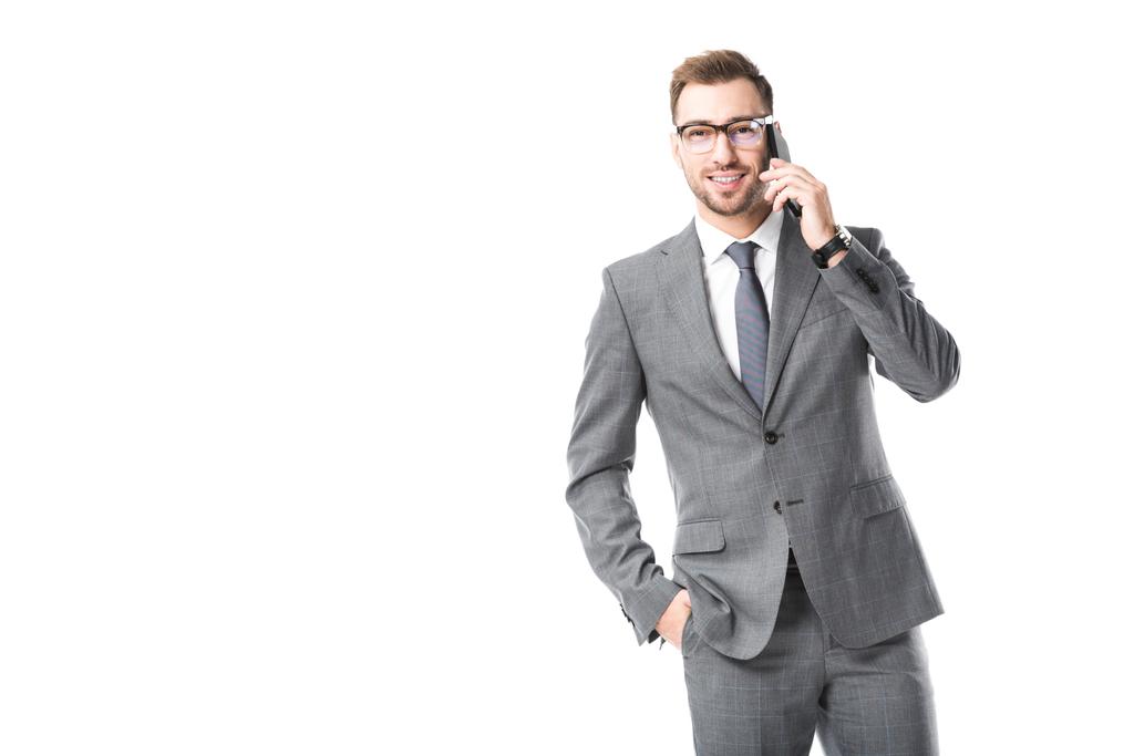 adulto sorridente uomo d'affari parlando su smartphone isolato su bianco
 - Foto, immagini