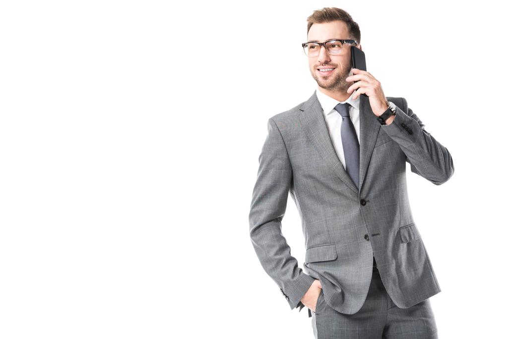 adulto sonriente hombre de negocios hablando en el teléfono inteligente aislado en blanco
 - Foto, imagen