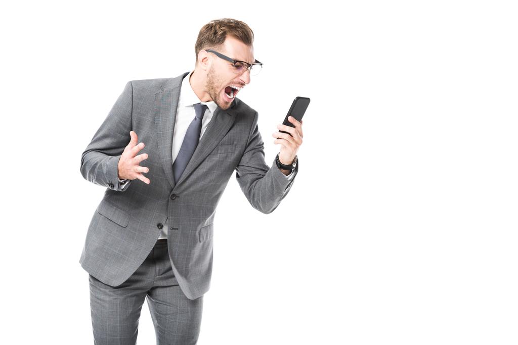 θυμωμένος επιχειρηματίας ενηλίκων φωνάζοντας σε smartphone που απομονώνονται σε λευκό - Φωτογραφία, εικόνα