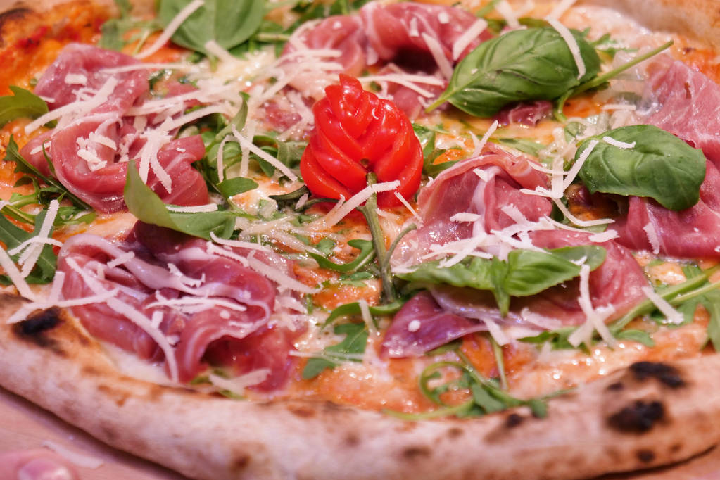 Tyypillisen italialaisen pizzan koostumus, jossa on italialaiselle gastronomialle tyypillisiä ainesosia. Käsite: pizza, italialainen perinne, Napoli, Välimeren makuja
 - Valokuva, kuva
