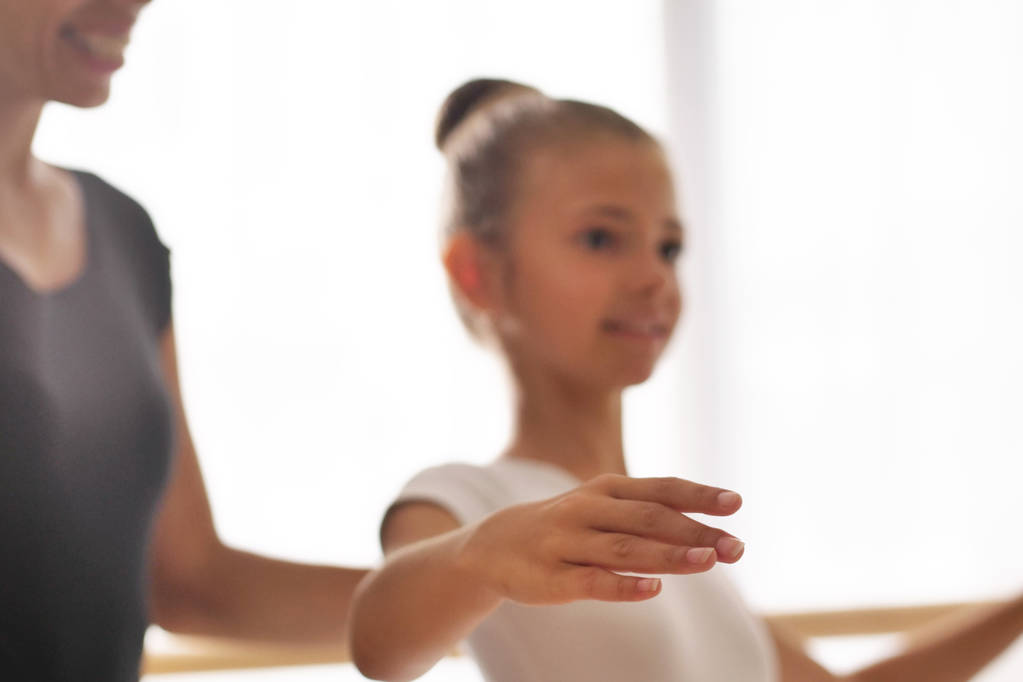 Учитель классического танца учит несколько шагов своему юному ученику, который хочет научиться танцевать. Понятие: амбиции, образование, преподавание и любовь к танцу
 - Фото, изображение