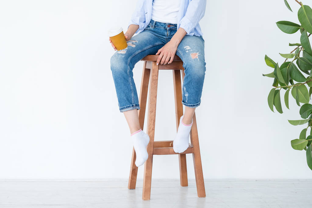 žena sedět dřevěná stolička káva ležérní životní styl - Fotografie, Obrázek