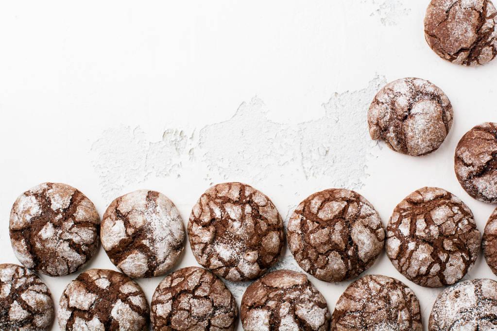 Chocolade brownie koekjes in poedersuiker. Chocolade kreuken. - Foto, afbeelding