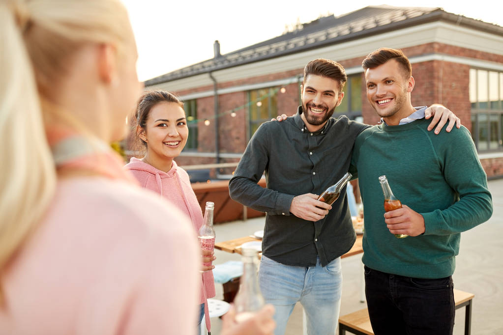 mutlu arkadaş grubu çatı partide sarılma içecekler - Fotoğraf, Görsel