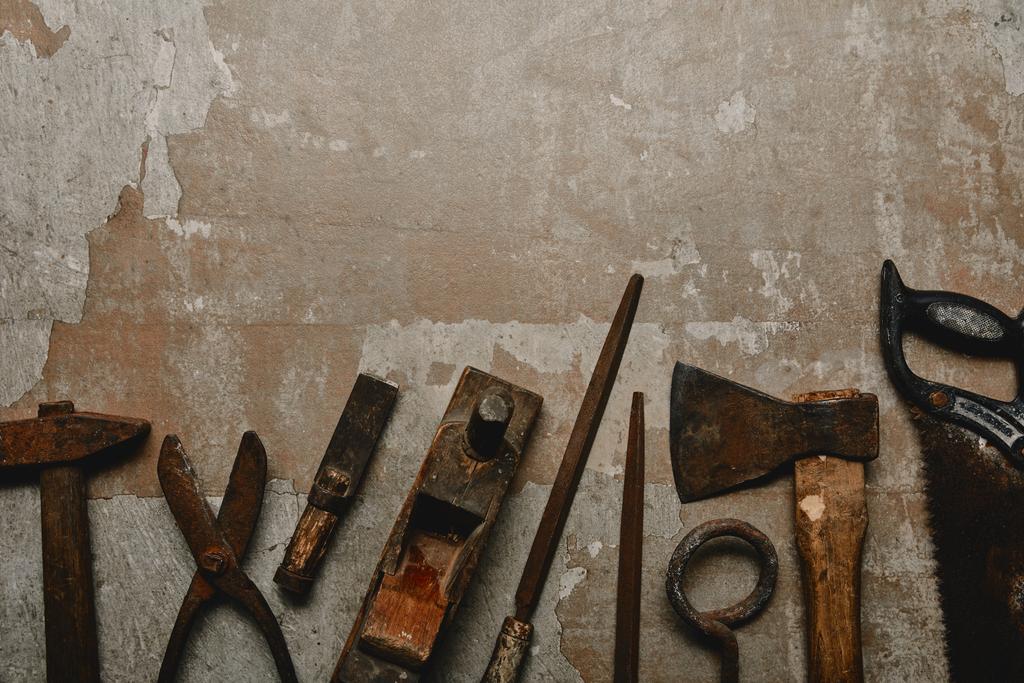 Vista superior de diferentes ferramentas de carpintaria no fundo antigo
 - Foto, Imagem