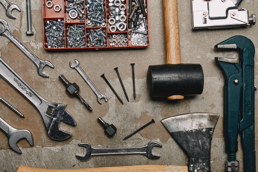 Tasainen lay joukko kirvesmiehen työkaluja vanhalla pohjalla
 - Valokuva, kuva