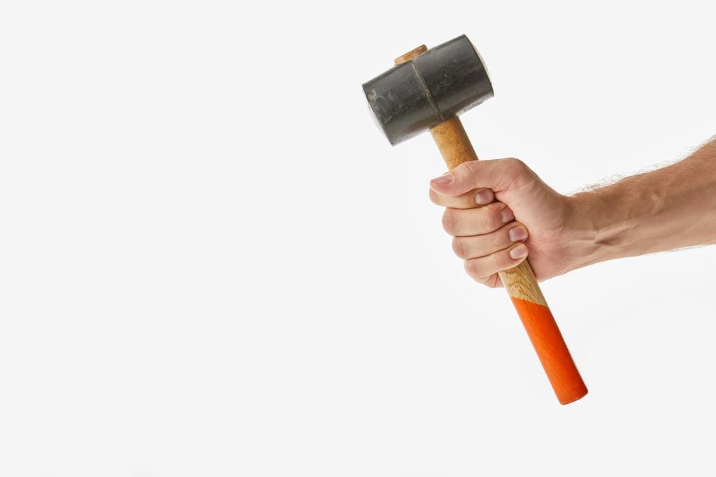 Gedeeltelijke weergave van man met hamer geïsoleerd op wit - Foto, afbeelding