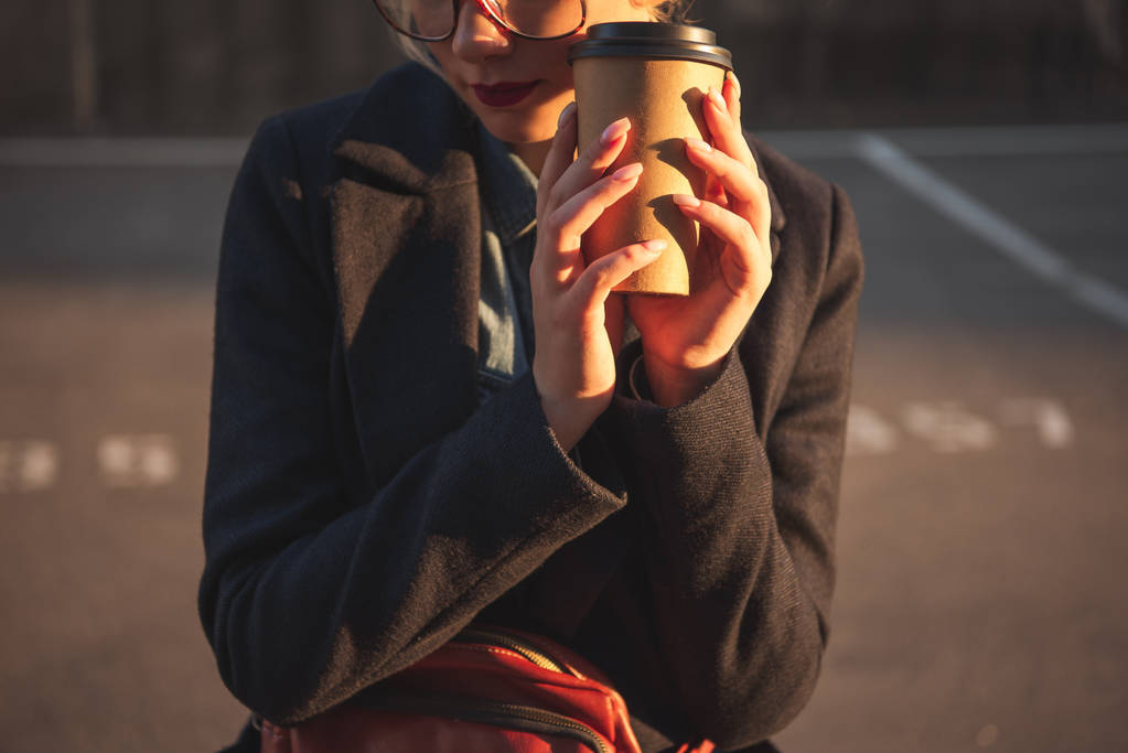 vista recortada de tierna chica sosteniendo café para ir
   - Foto, Imagen