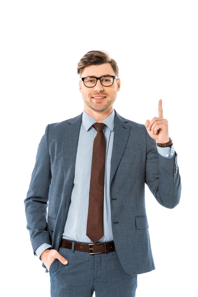 χαρούμενα επιχειρηματία σε γυαλιά και κοστούμι δείχνει προς τα πάνω να απομονωθεί σε λευκό - Φωτογραφία, εικόνα