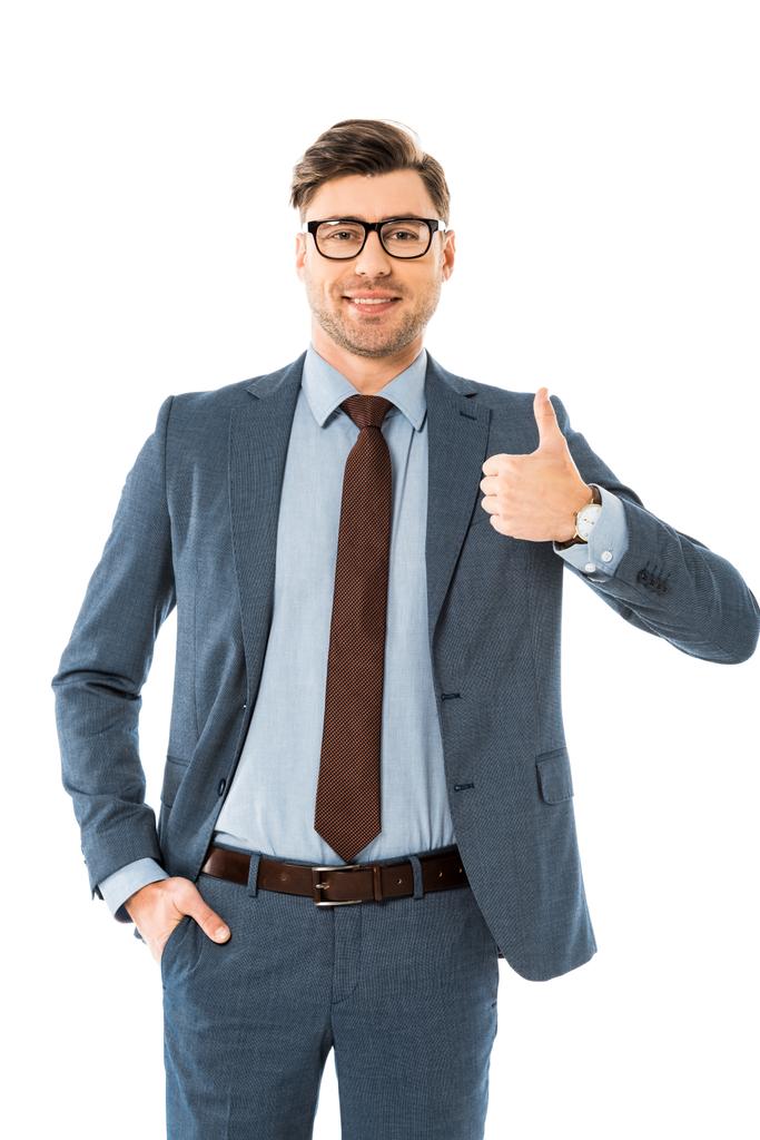 uomo d'affari sorridente in occhiali e tuta mostrando pollici su isolato su bianco
 - Foto, immagini