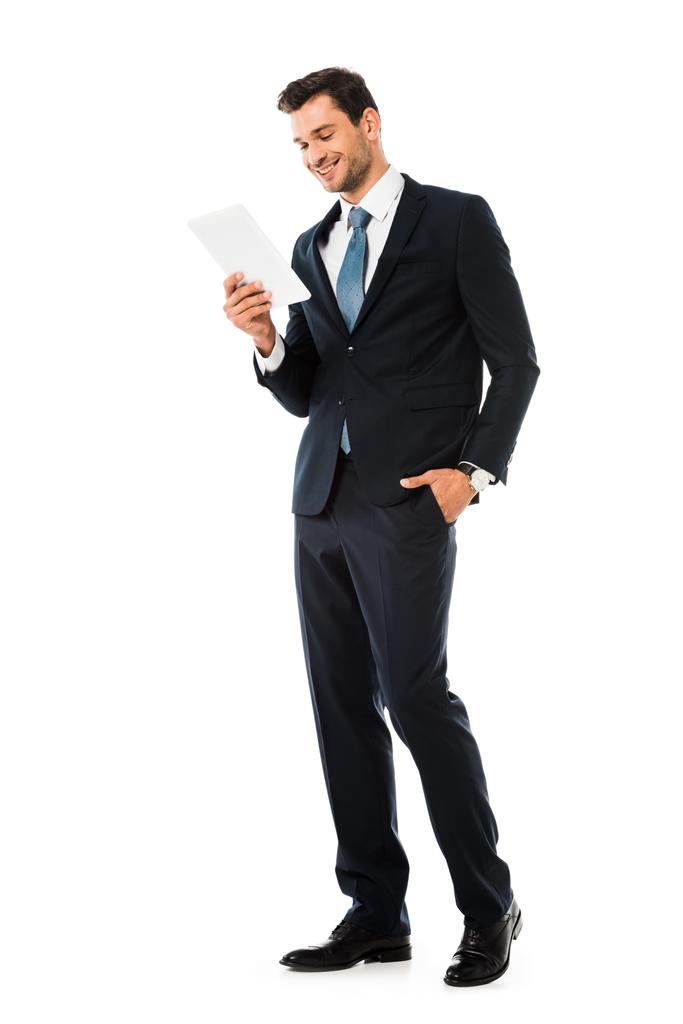 volwassen knappe lachende zakenman holding digitale tablet geïsoleerd op wit - Foto, afbeelding