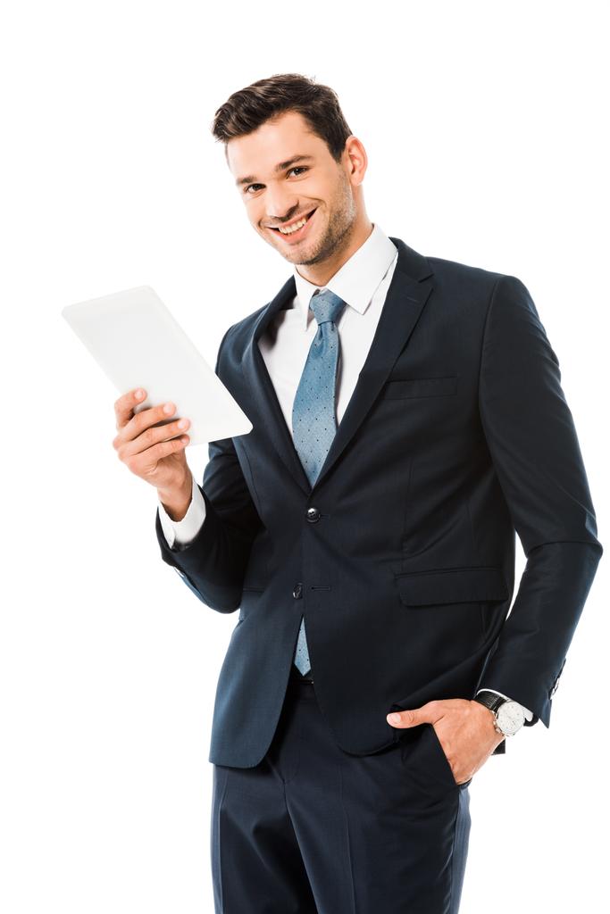volwassen knappe vrolijke zakenman holding digitale tablet geïsoleerd op wit - Foto, afbeelding