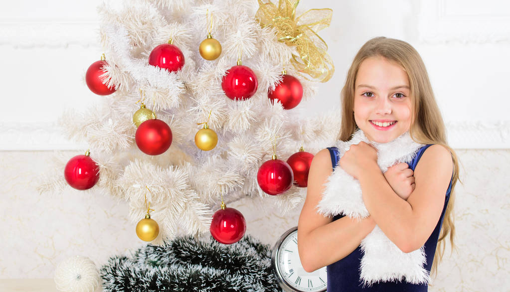小さな女の子摩耗のビロードの服を感じるクリスマス ツリー近くお祭り。今年のクリスマスの非常に特別な時間。クリスマス気分を広めます。興奮して来る新しい年の陽気な子供します。家族の休日の概念 - 写真・画像