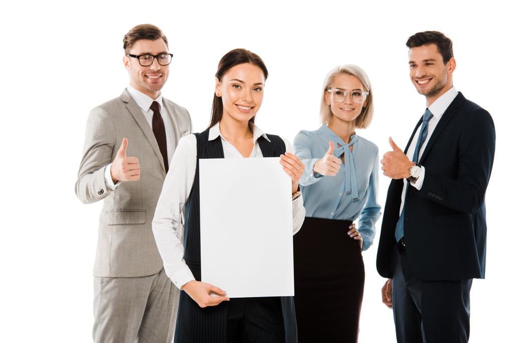 žena šéf drží prázdné cedulky a profesionální tým ukazuje palec nahoru izolované na bílém - Fotografie, Obrázek