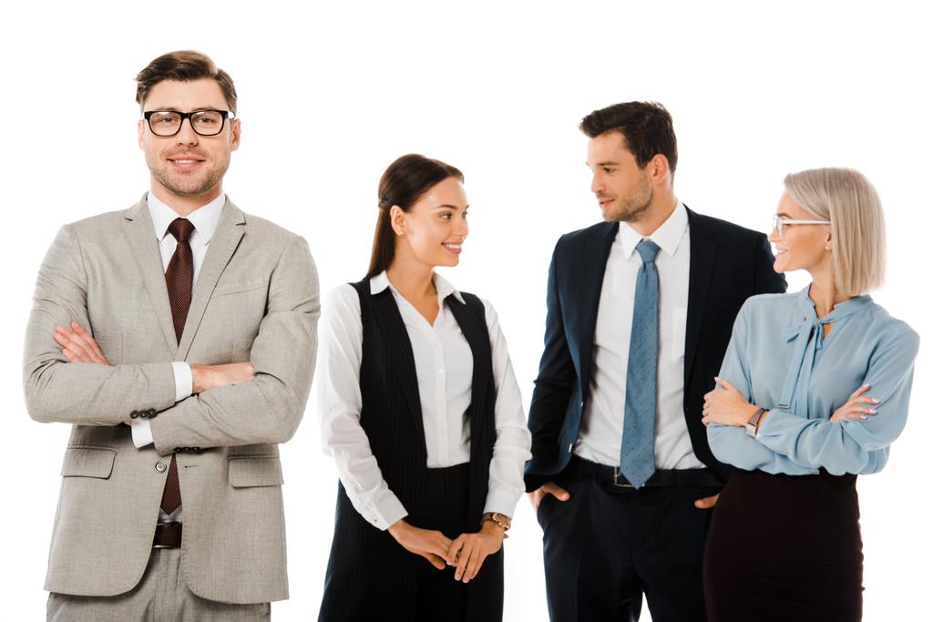 úspěšný podnikatel s překřížením rukou stojící s profesionální kolegové izolované na bílém - Fotografie, Obrázek