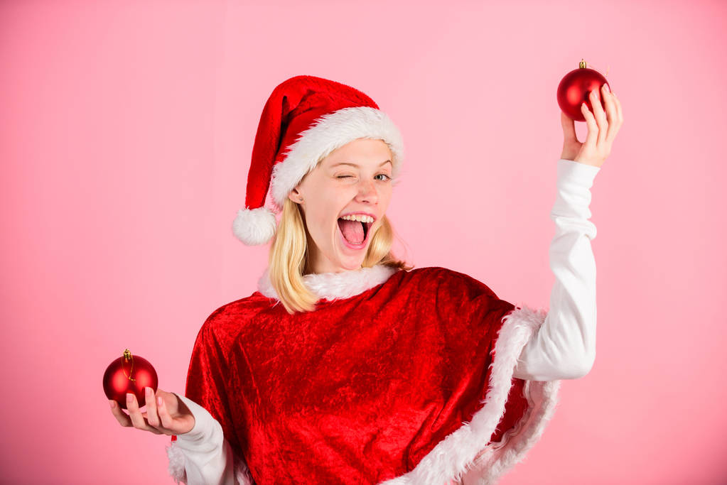 Pozwala bawić się. Ulubiona pora roku Boże Narodzenie. Kostium santa dziewczyna szczęśliwy zużycie świętować Boże Narodzenie trzymać piłkę wystrój różowe tło. Wesołych Świąt i szczęśliwego nowego roku. Świąteczne przygotowania koncepcji - Zdjęcie, obraz